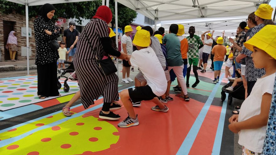 El barrio que se dejó invadir por la música y los juegos: "Sevilla es de todos y hay que ocupar sus calles con cultura"