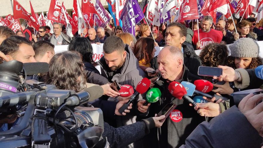Los secretarios autonómicos de CCOO y UGT atienden a los medios.