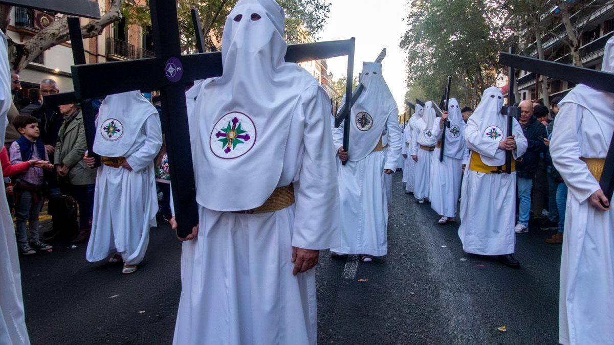 Penitentes de la hermandad de San Gonzalo por Reyes Católicos
