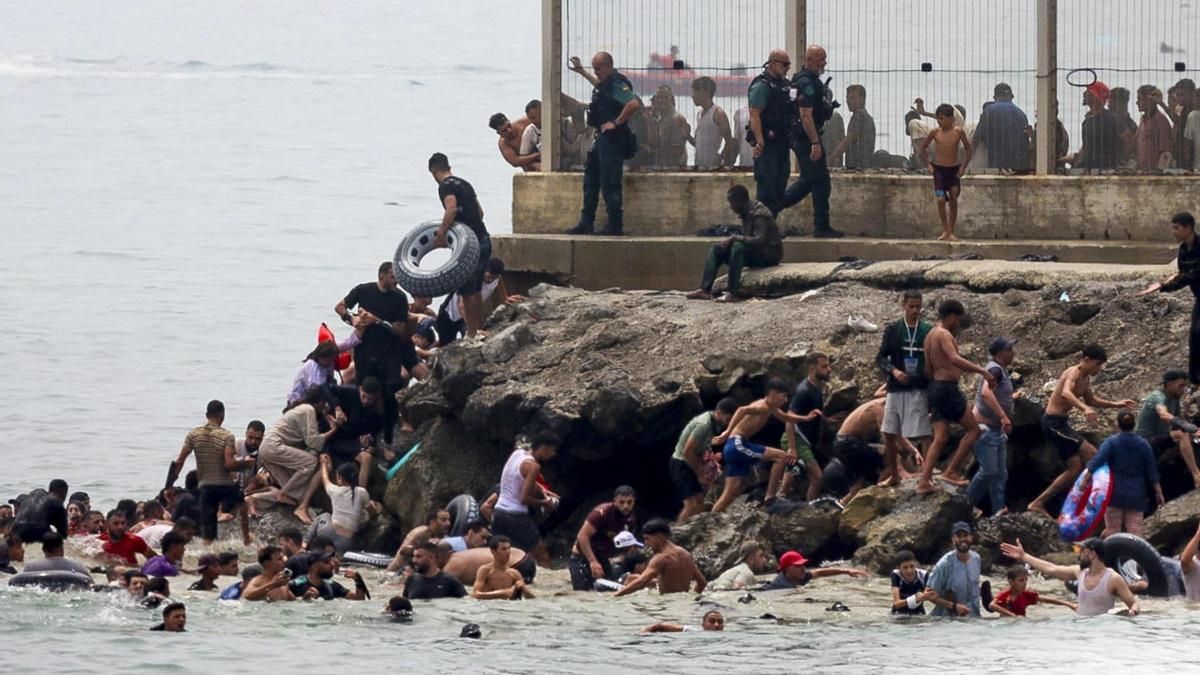 Miles de jóvenes marroquíes llegaron este jueves a la frontera entre Castillejos (Marruecos) y Ceuta para tratar de cruzar la valla que separa las dos ciudades. 