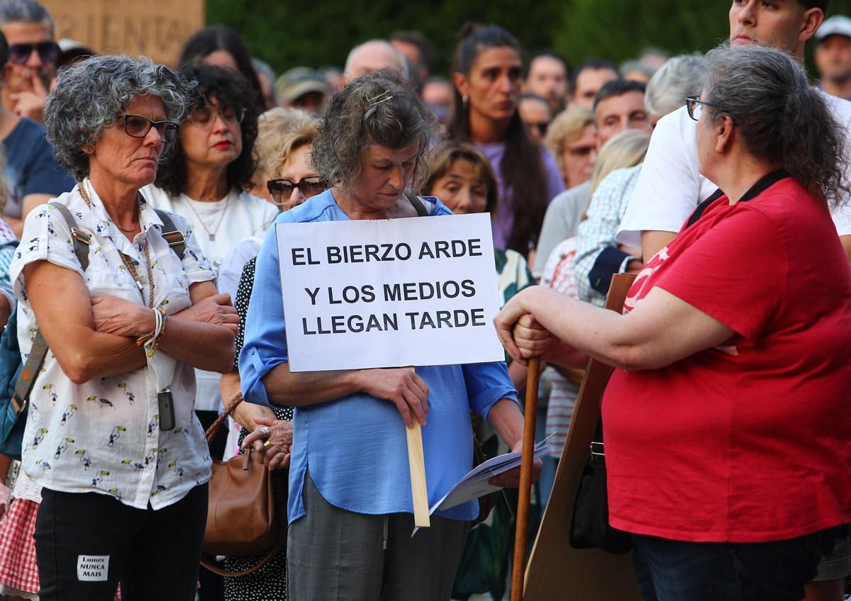 Pancarta de protesta por el abandono de El Bierzo durante los fuegos de agosto