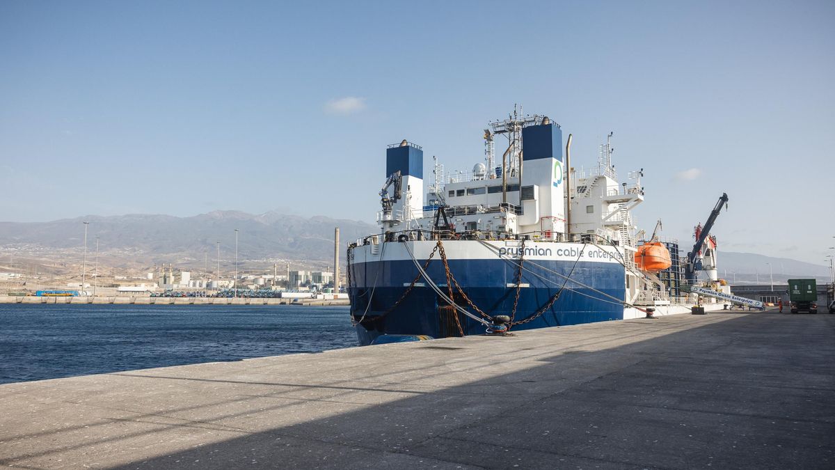 Atraca en el puerto de Granadilla el buque para el tendido del cable submarino entre Tenerife y La Gomera