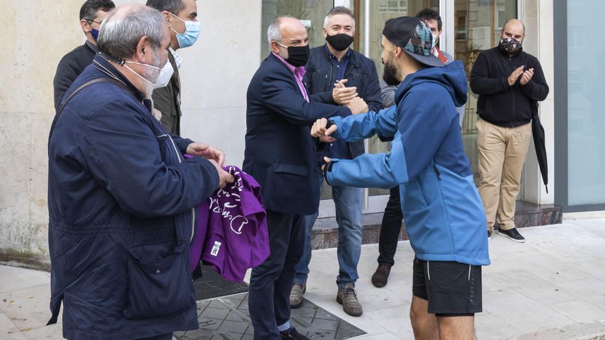 El consejero de Sanidad, Miguel Rodríguez, asiste al reto deportivo “Desde Bilbao a Santander por el Camino del norte”