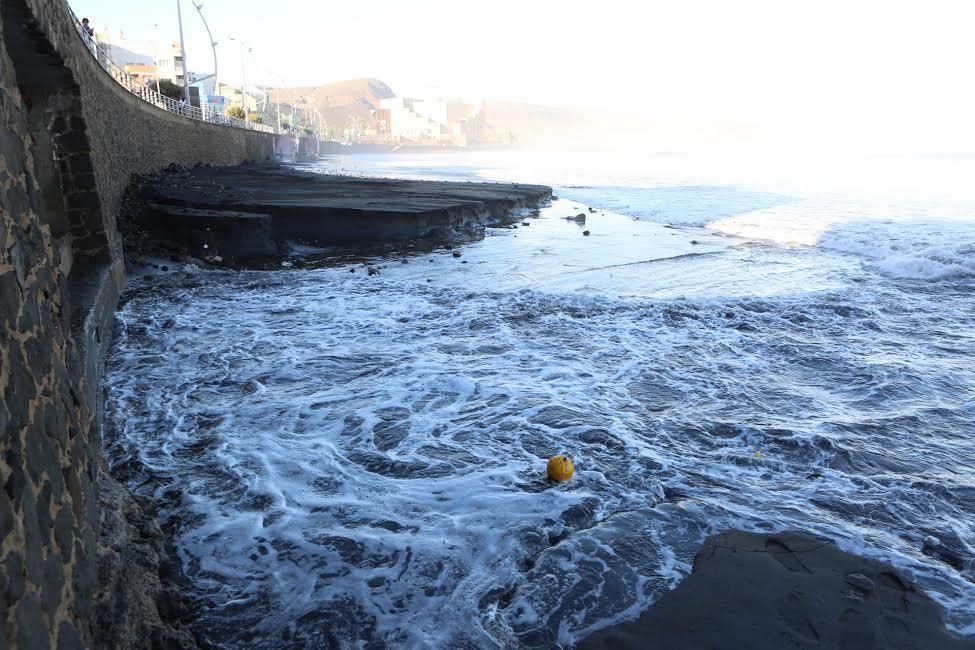 La playa de Las Canteras, tras el temporal de este martes. (ALEJANDRO RAMOS)