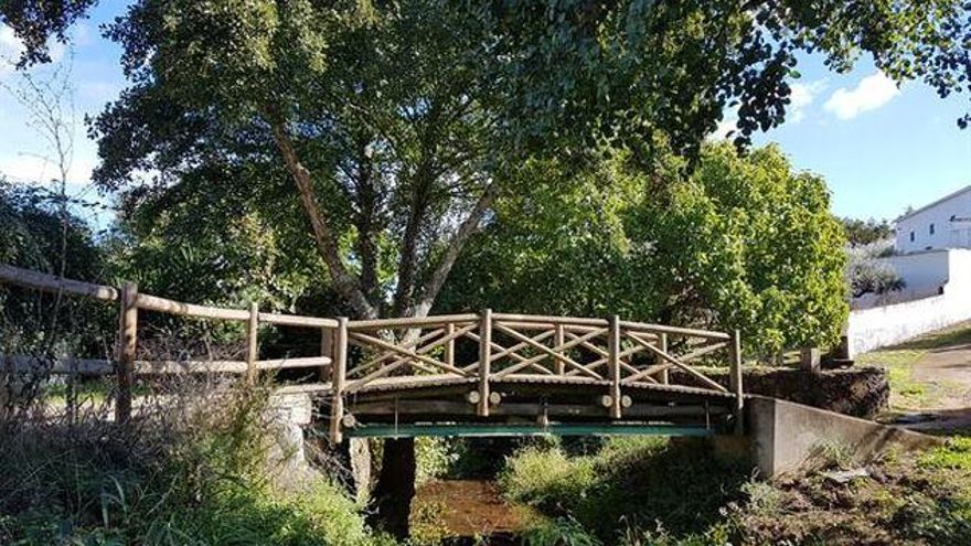 Con apenas tres metros de longitud, es uno de los puentes fronterizos más pequeños del mundo y está en Badajoz