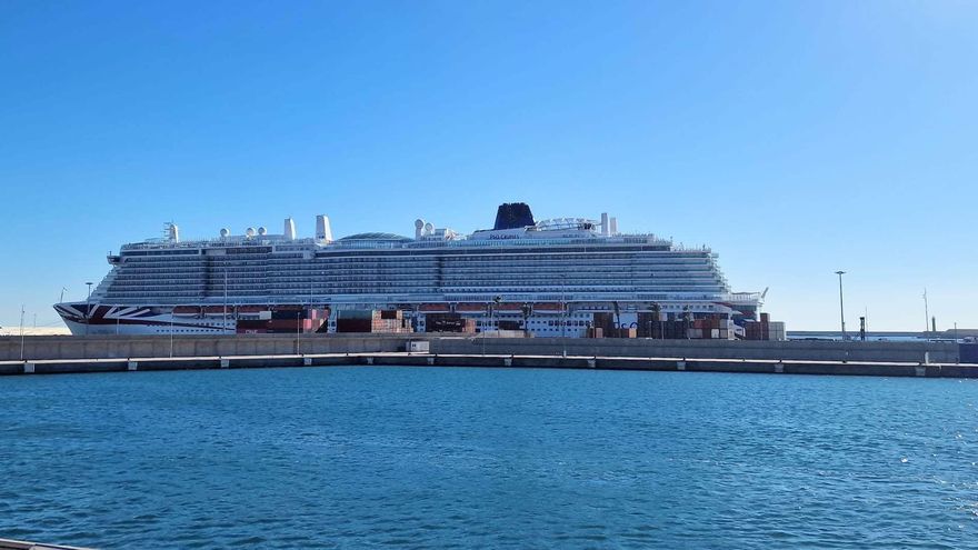 La alcaldesa de València mantiene que prohibirá los megacruceros pese a que la ampliación del Puerto incluye dos terminales