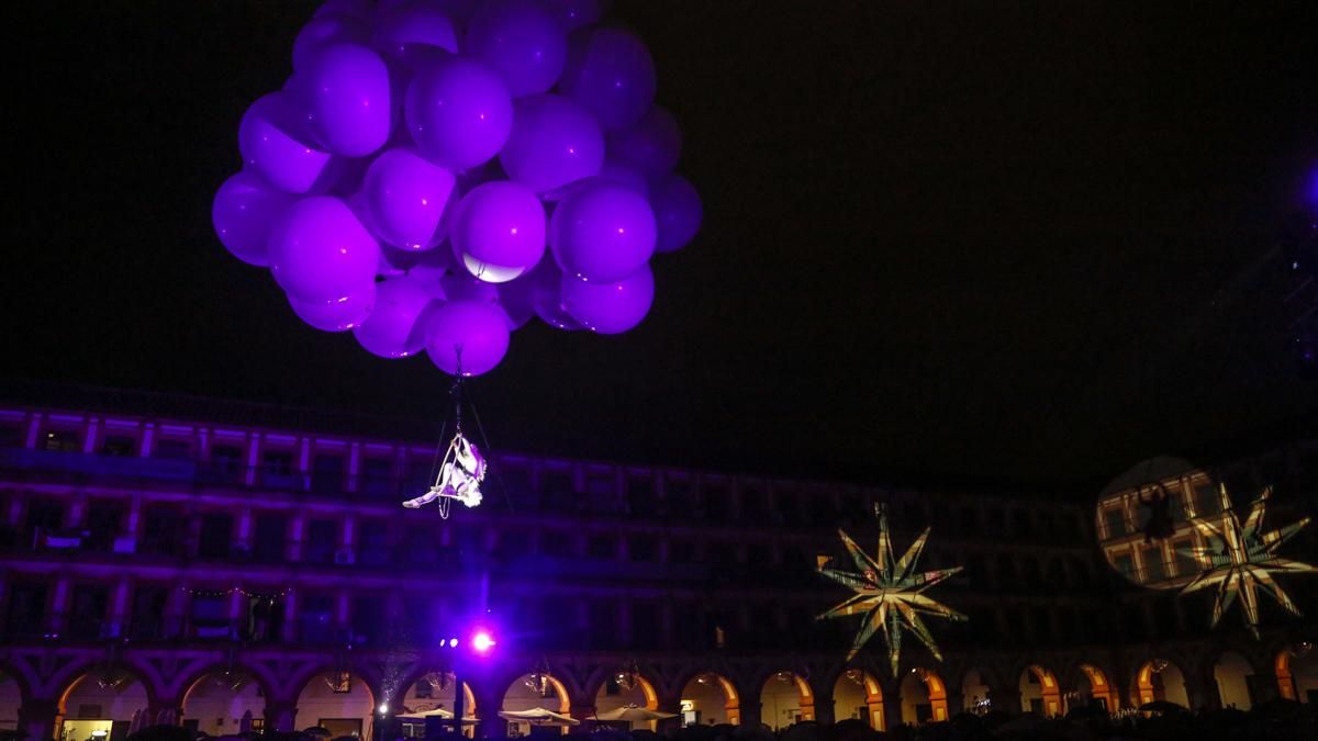 Espectáculo aéreo en la plaza de la Corredera
