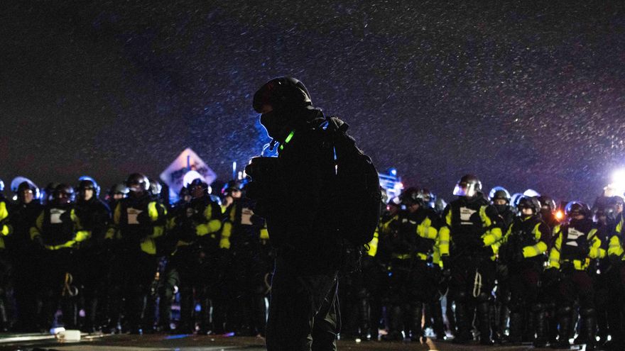 Tercer día de enfrentamientos entre manifestantes y policías en Mineápolis