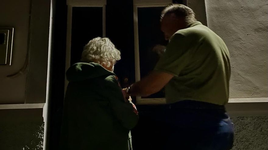 La segunda noche bajo la lava de La Palma: ''Hoy dormimos en casa, pero mañana no se sabe''