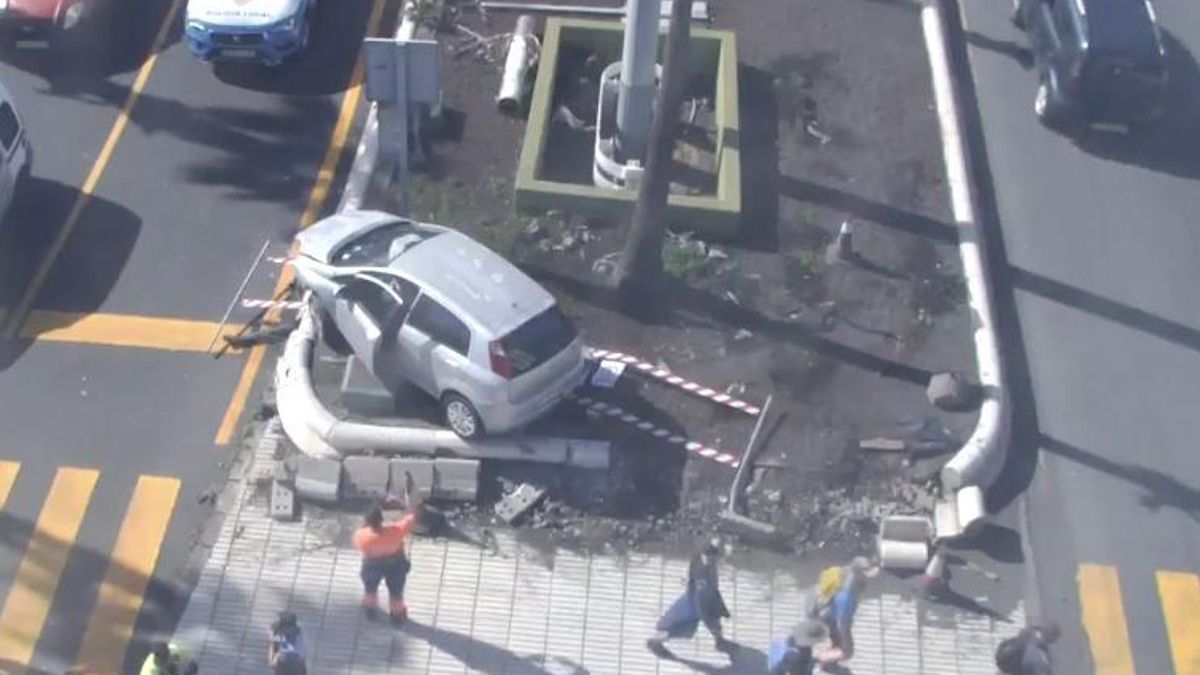 Aparatoso accidente en Las Palmas: un vehículo acaba empotrado en la mediana de la rotonda de Belén María