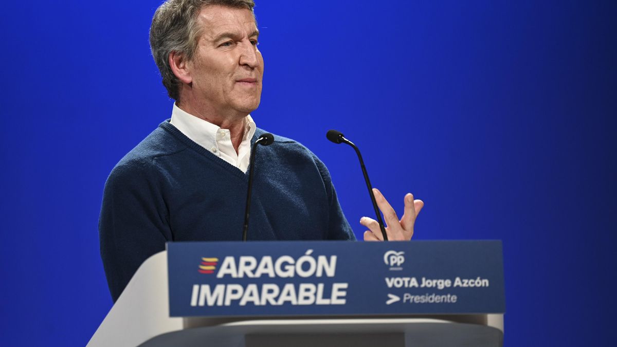 El presidente del PP, Alberto Núñez Feijóo, interviene en un mitin durante la campaña electoral de Aragón