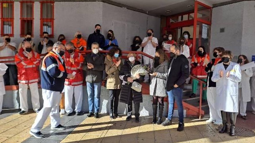 Momento en el que la mujer de Félix recibe un ramo de flores tras el homenaje en su centro de Salud.