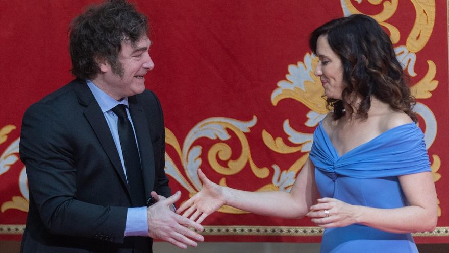 La presidenta de la Comunidad de Madrid, Isabel Díaz Ayuso (d), saluda al presidente de la República Argentina, Javier Milei (i), en la Real Casa de Correos, a 21 de junio de 2024, en Madrid (España). Eduardo Parra / Europa Press