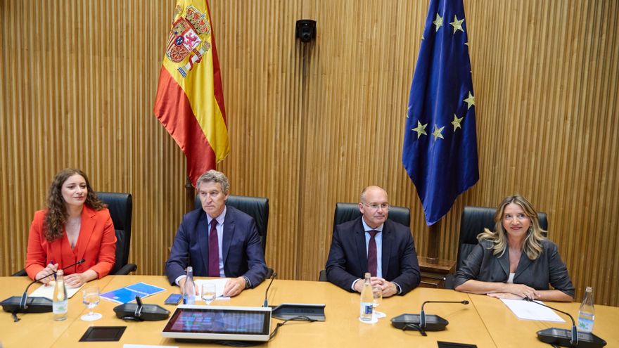 (I-D) La portavoz del PP en el Congreso, Ester Muñoz; el presidente del PP, Alberto Núñez Feijóo; el secretario general del PP, Miguel Tellado, y la portavoz del PP en el Senado, Alicia García  durante la reunión plenaria de los grupos parlamentarios del
