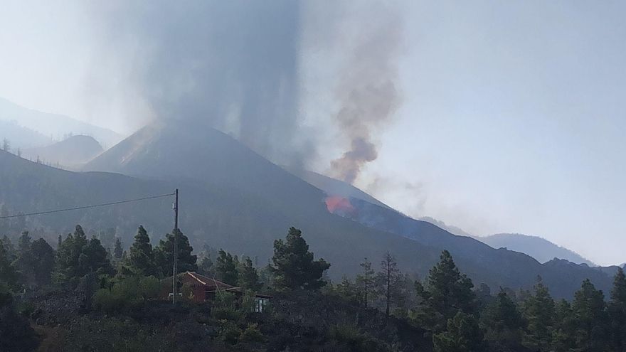 Erupción en La Palma, en una imagen captada este domingo. Se aprecia la boca surgida el viernes en las faldas del volcán principal