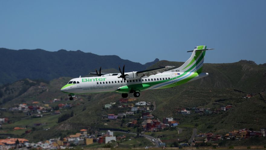 Binter ha anunciado que retoma la operativa con el aeropuerto de La Palma. Un avión de la compañía, en una fotografía de archivo. EFE/ Cristóbal García
