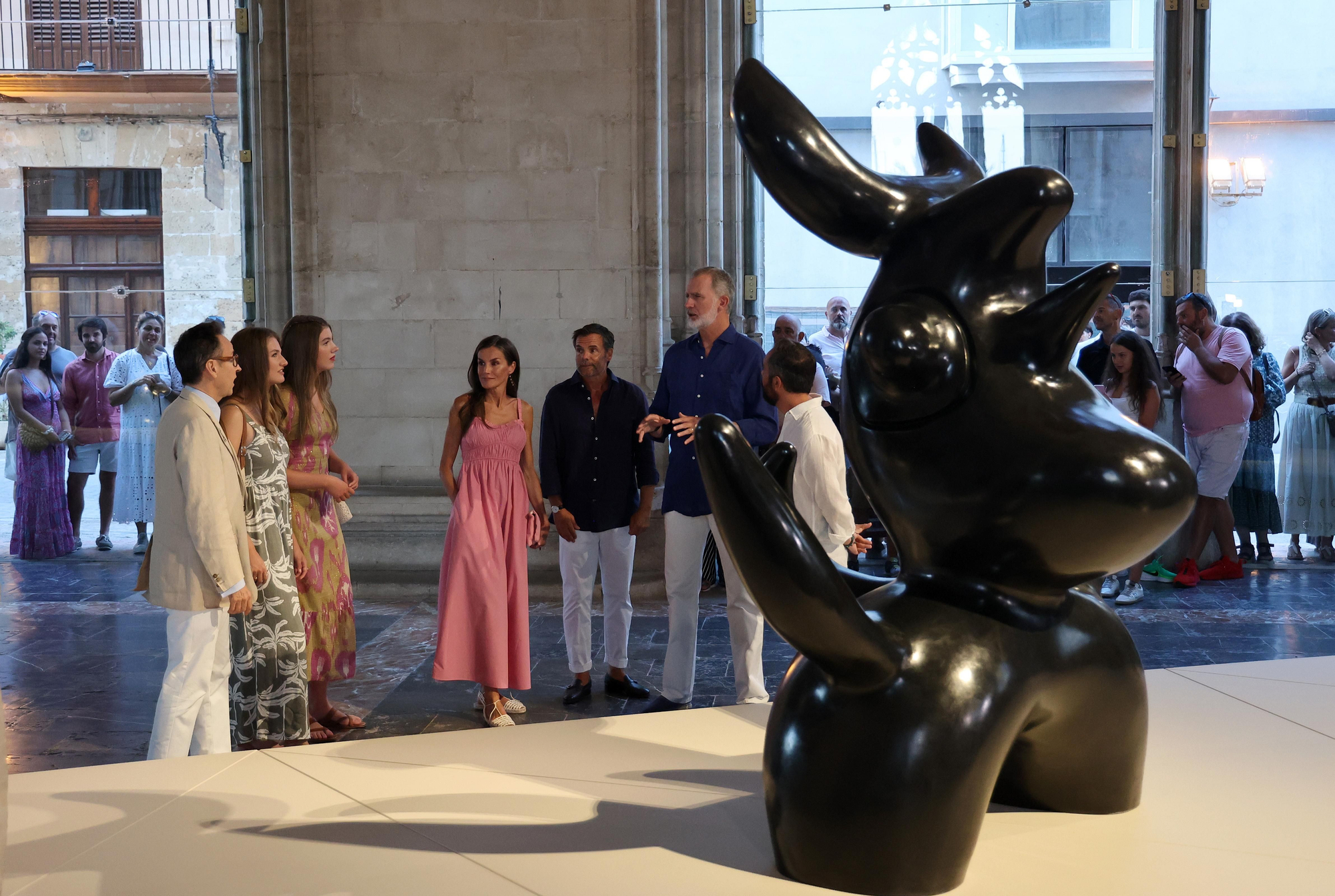 El rey Felipe, la reina Letizia, la princesa Leonor y la infanta Sofía, este domingo, en su visita a la exposición ‘La força inicial’ de Joan Miró en la Llotja
