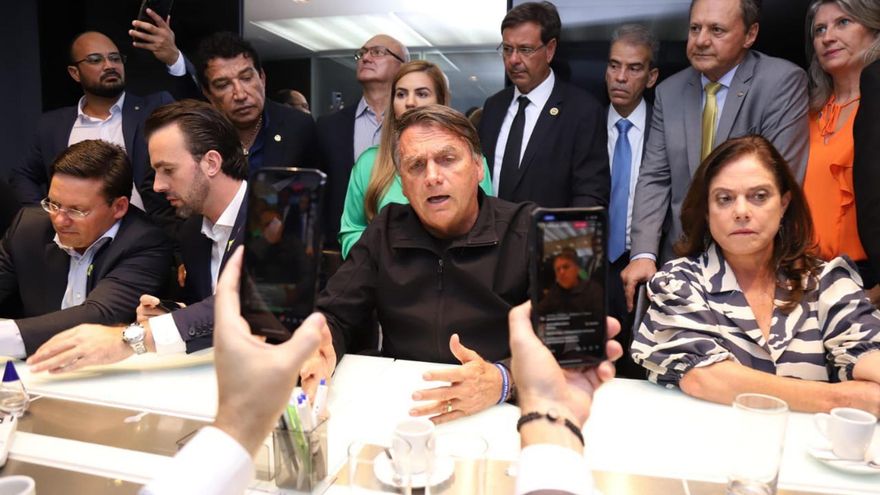 Bolsonaro, en campaña contra Lula desde el primer día de su regreso a Brasil