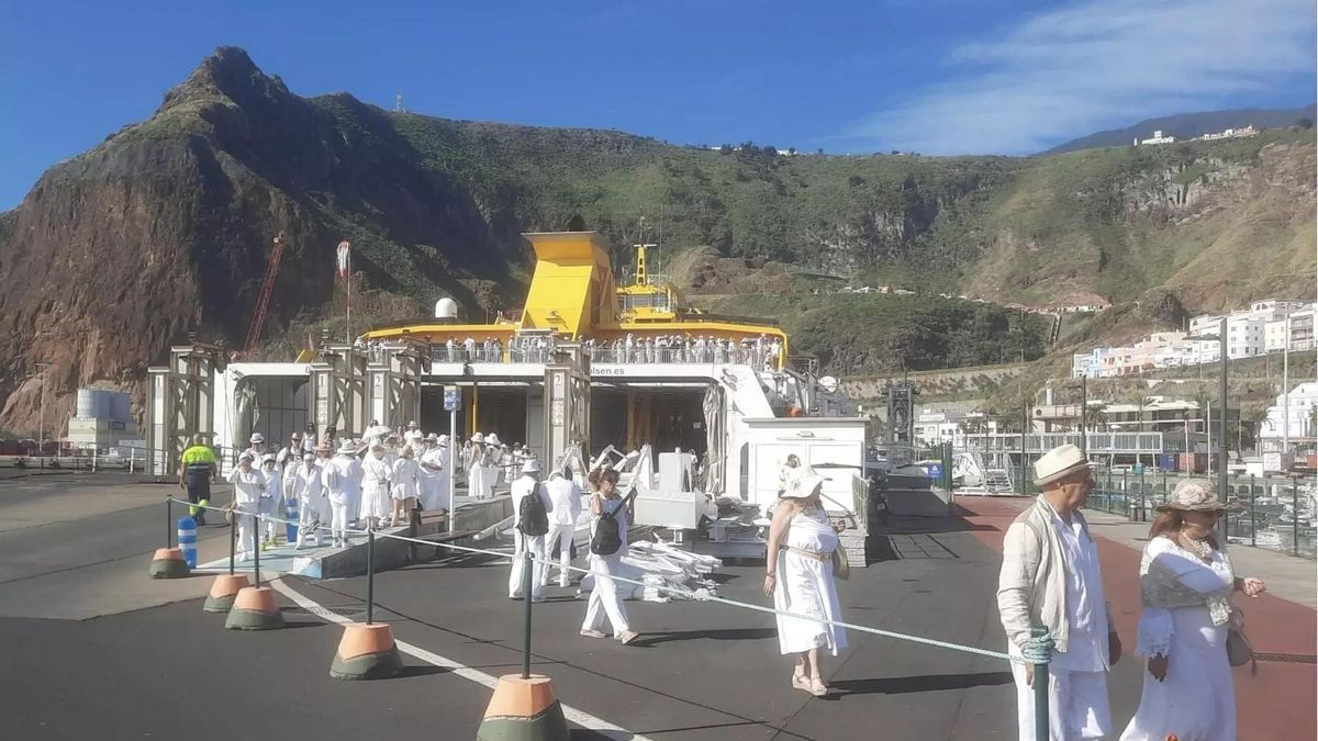 Imagen de archivo de la llegada de indianos  a Santa Cruz de La Palma por vía marítima en un fast ferry  de Fred Olsen.