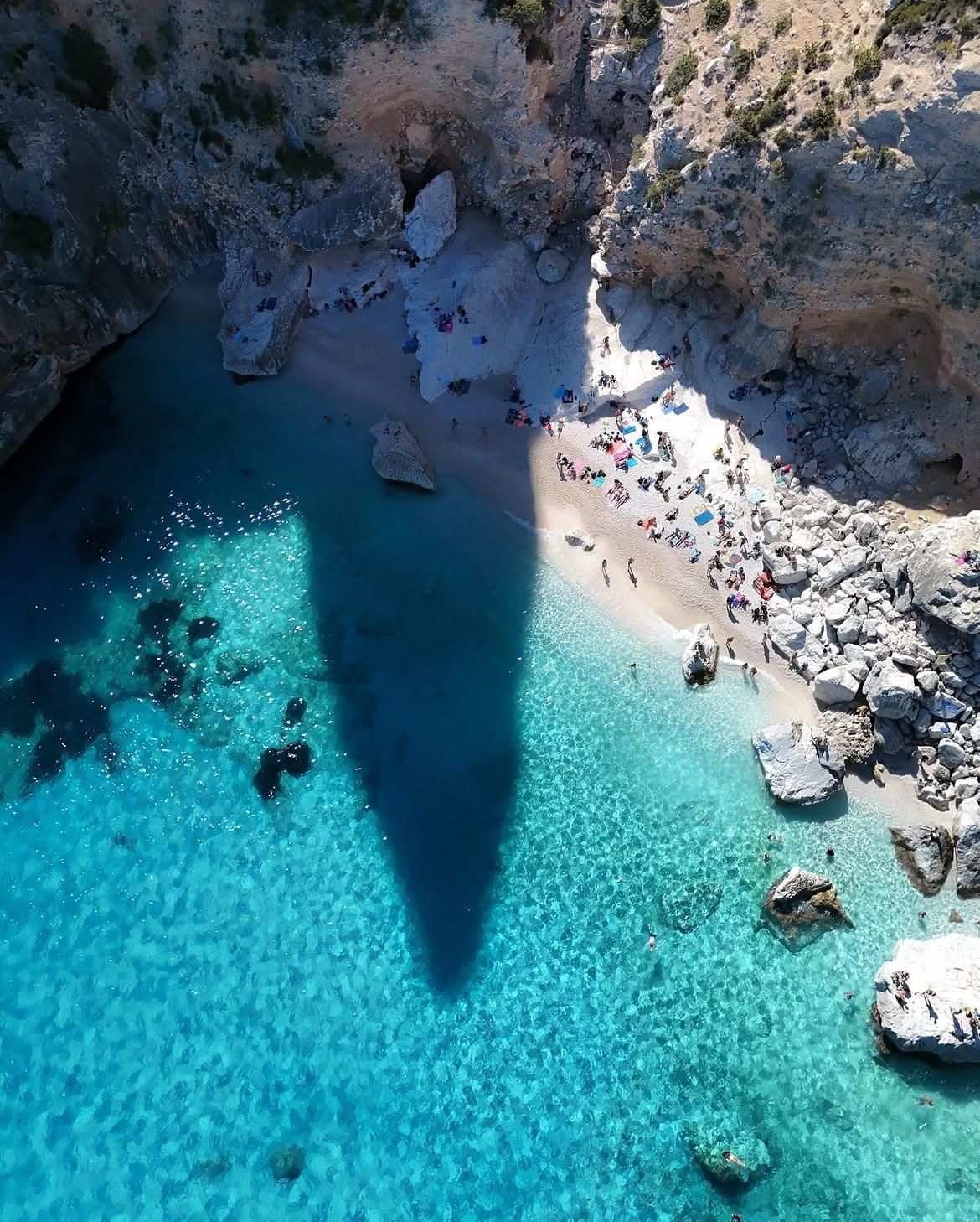 La sombra de la Aguglia se puede ver reflejada en la playa