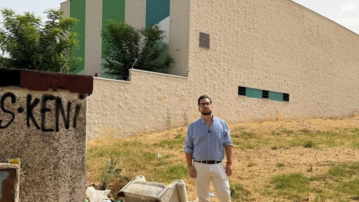 El concejal de Hacemos Córdoba, José Carlos Ruiz, junto a enseres abandonados.
