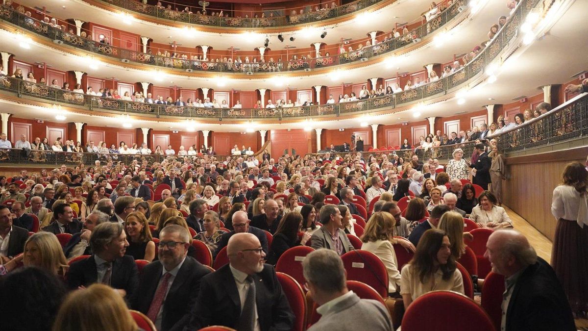 La gala del 50 aniversario del Hospital Reina Sofía llena el Gran Teatro de emoción y orgullo compartido