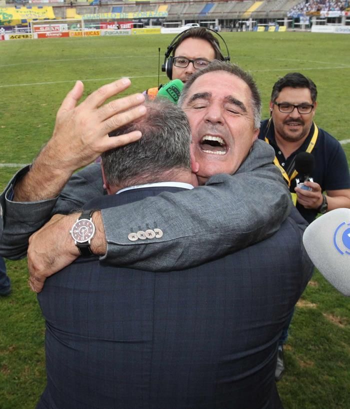 El presidente de la UD Las Palmas, Miguel Ángel Ramírez, y el entrenador Paco Herrera celebran el ascenso.. EFE/Elvira Urquijo A.