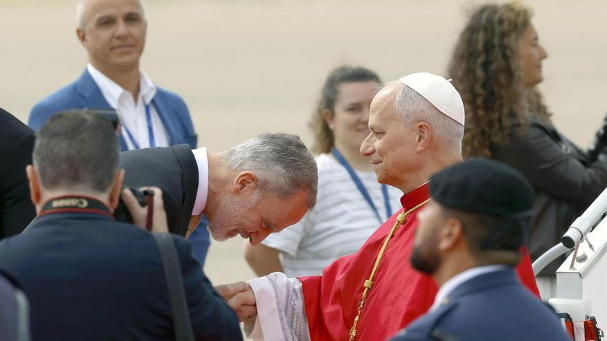 El rey Felipe recibe al papa León XIV a su llegada al aeropuerto de Adolfo Suárez Madrid-Barajas, este sábado. EFE / Mariscal