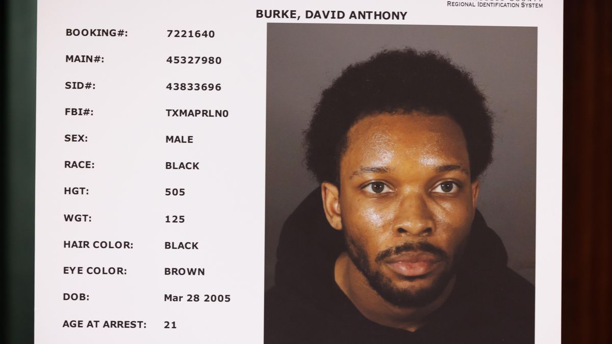 Foto policial del cantante David Anthony Burke (D4vd) en una rueda de prensa ofrecida por el fiscal del distrito de Los Ángeles y funcionarios policiales del LAPD el 20 de abril de 2026. EFE/Ted Soqui