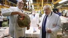 Boris Johnson en la mayor lonja de pescado del Reino Unido, durante la campaña del Brexit.