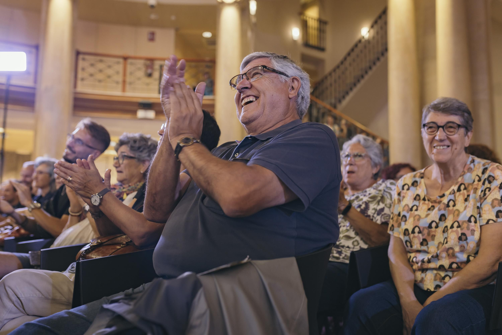 El público del Palacio de Comunicaciones aplaude entre risas el espectáculo del humorista Darío Adanti