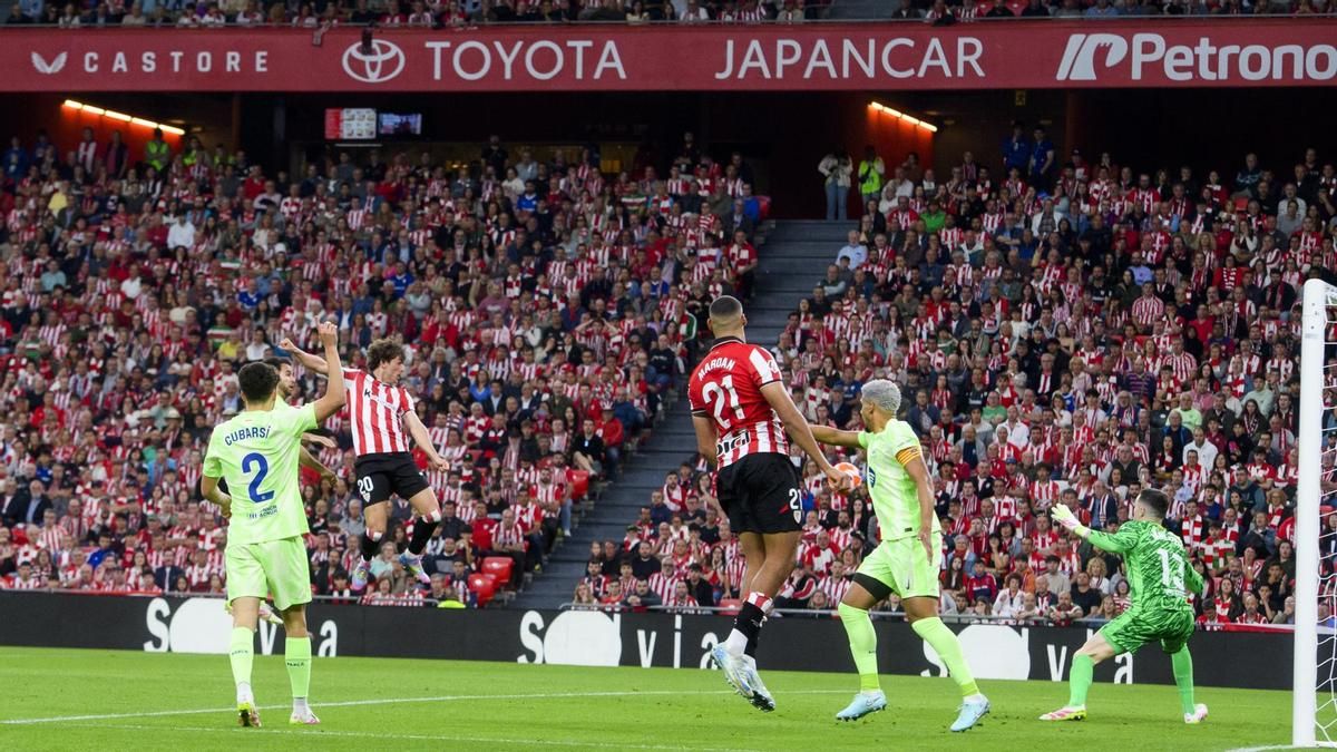 La Federación de Fútbol multa al Athletic con 9.000 euros por cánticos ofensivos en un partido contra el Barcelona