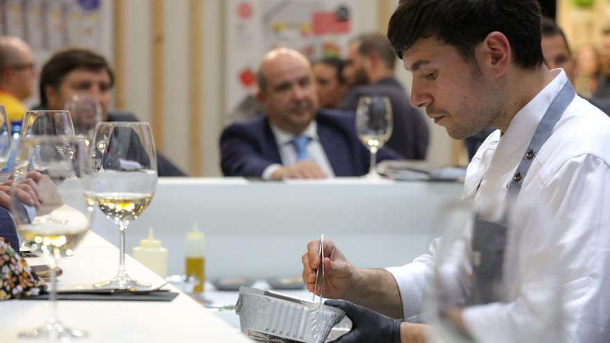 Un camarero prepara un plato, en una imagen de archivo.