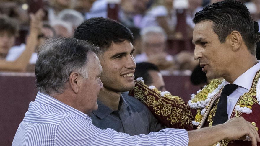 Carlos Alcaraz recibe el brindis del torero José María Manzanares el 11 de septiembre de 20123 durante la feria taurina de Murcia.