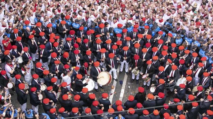Imagen de los gaiteros tras el chupinazo.
