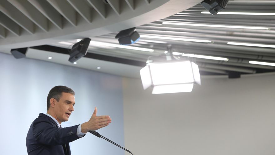 El presidente del Gobierno, Pedro Sánchez, interviene en una rueda de prensa tras la reunión del Consejo de Ministros en Moncloa, a 13 de abril de 2021, en Madrid (España)