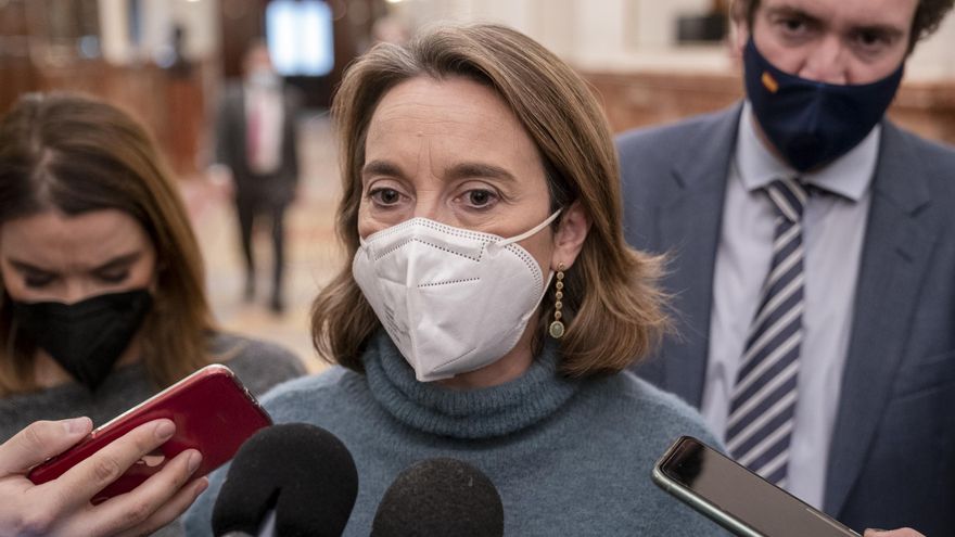 La portavoz del PP en el Congreso, Cuca Gamarra, ofrece declaraciones a los medios