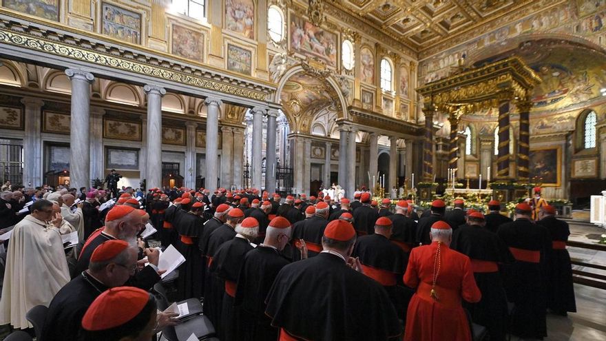Los cardenales católicos celebran una misa en Santa María La Mayor un día después del funeral del papa Francisco.