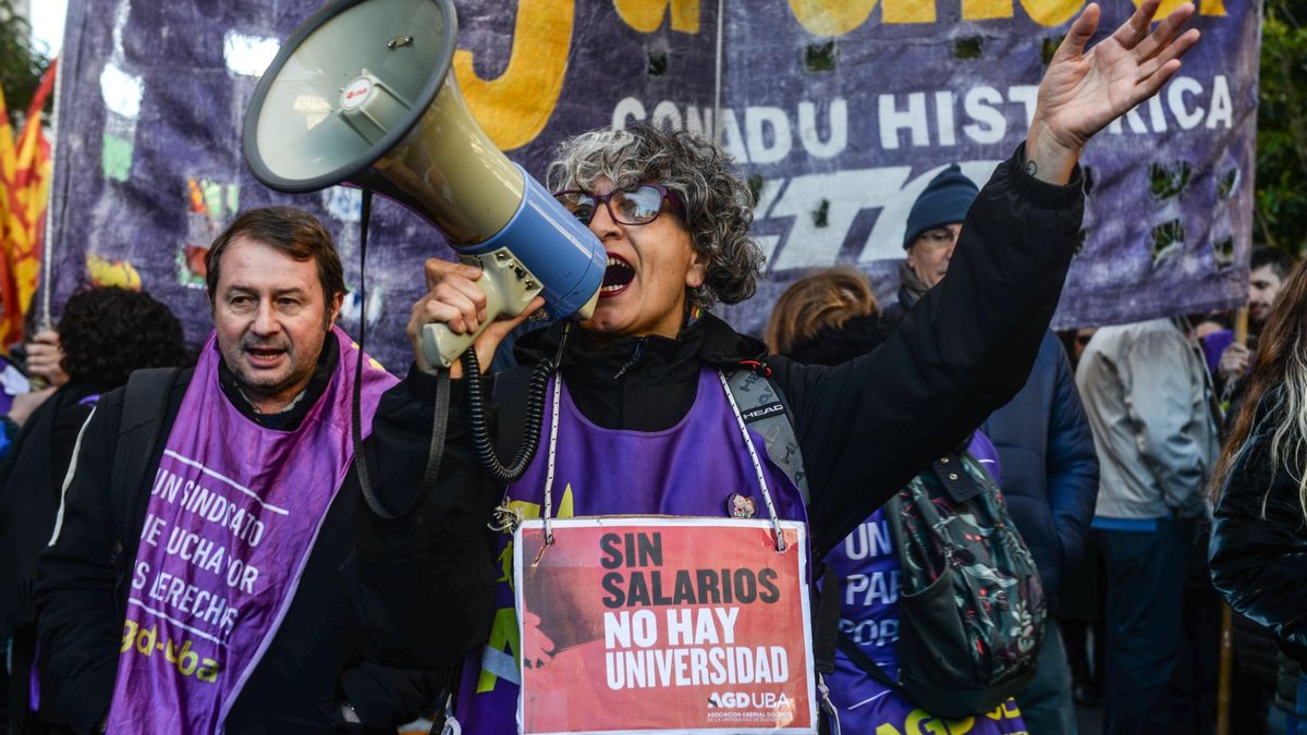 Docentes universitarios protestan y dan clases abiertas en la Plaza de Mayo.