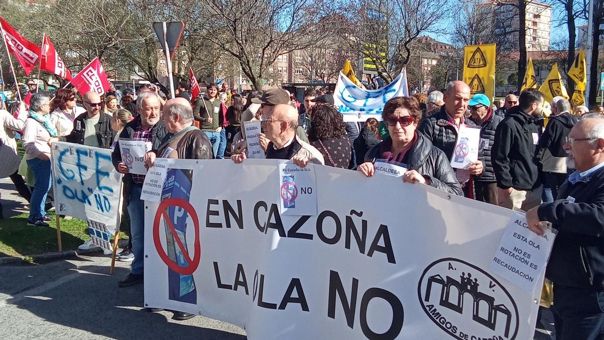 Decenas de personas se manifiestan en Cazoña para protestar contra la ...