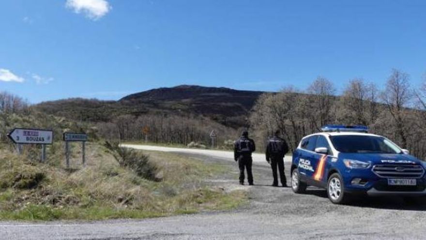 Una patrulla de la Policía en Bouzas (León).