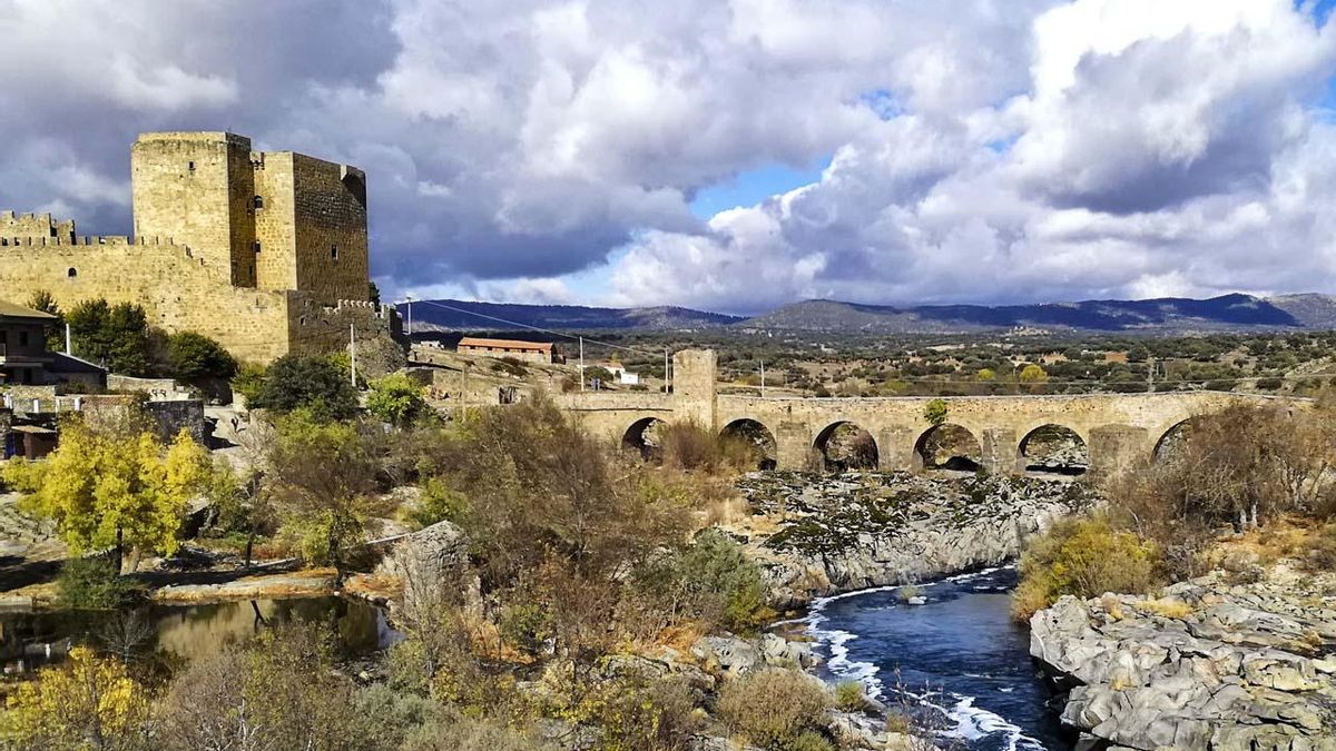De planta hexagonal, este castillo servía para vigilar la ruta entre Ávila y Ciudad Rodrigo y alojó a Isabel I y a Carlos V