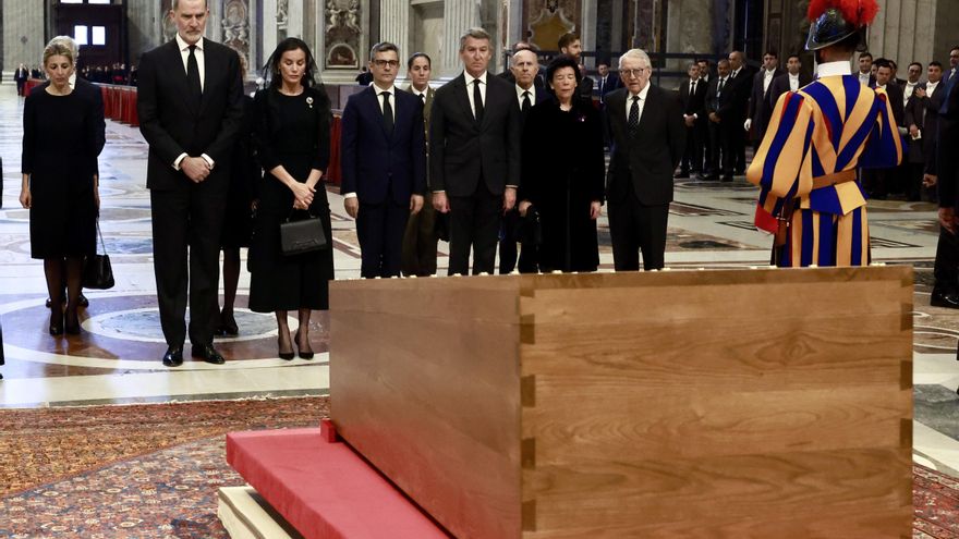 El rey Felipe VI saluda a Donald Trump al inicio del funeral por el papa Francisco