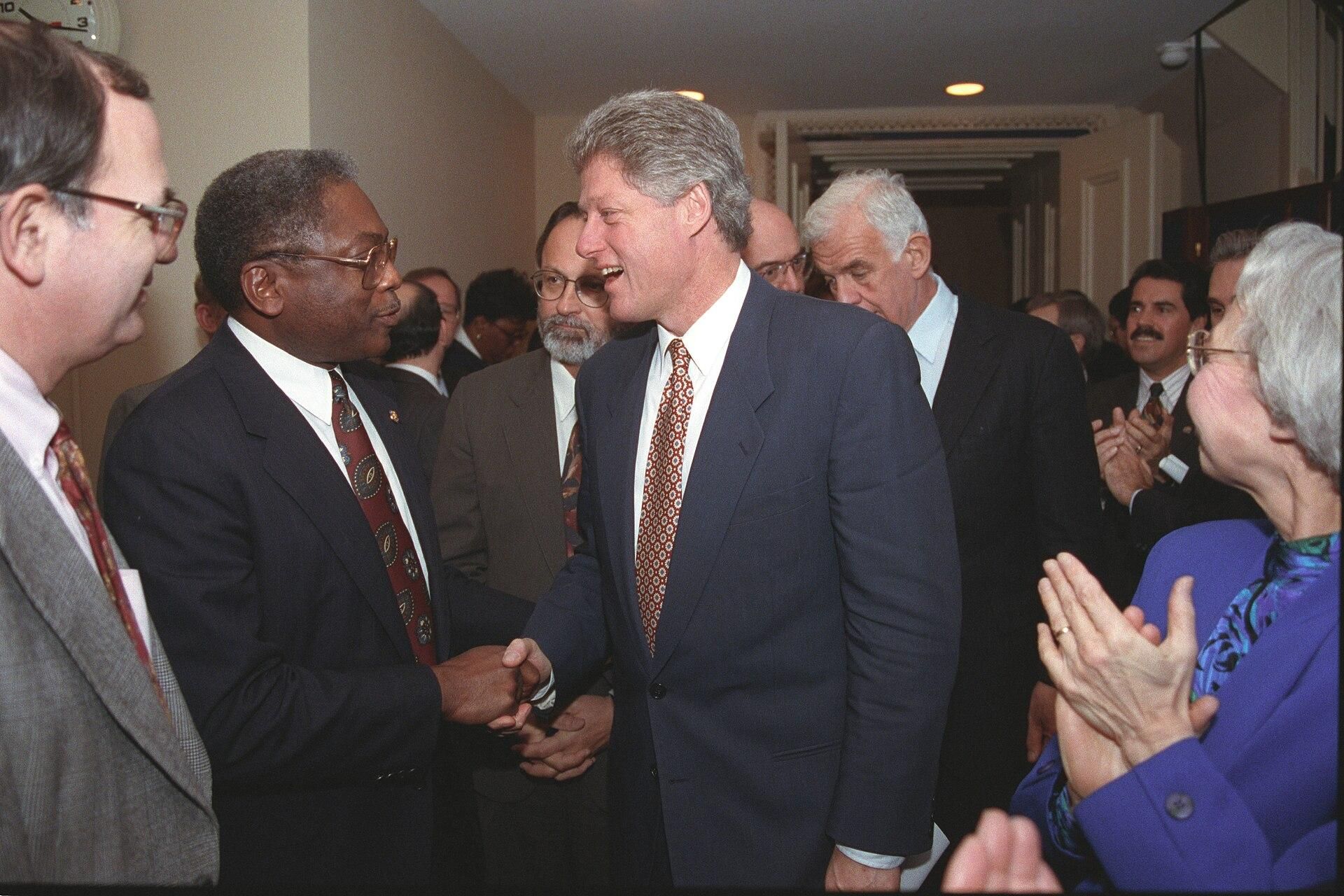James Clyburn en una imagen de archivo con Bill Clinton en 1993.