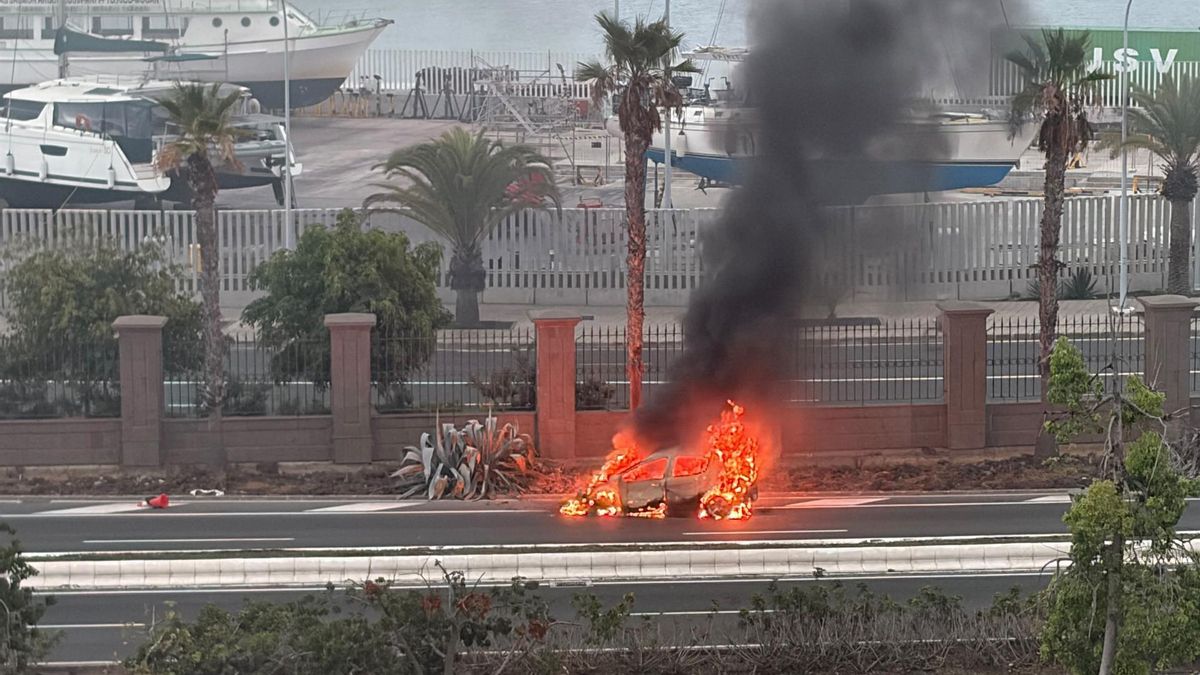 Colapso en la GC-1: un vehículo ardiendo provoca el corte parcial de la vía en sentido Puerto