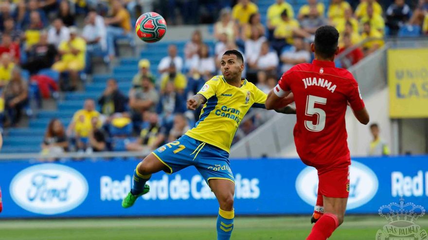 Jonathan Viera conecta una volea frente al Fuenlabrada