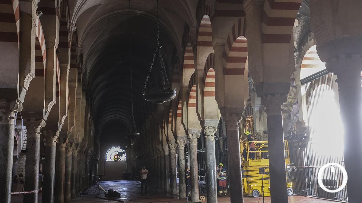 Un humo persistente de baterías complicó las labores de extinción en la Mezquita de Córdoba