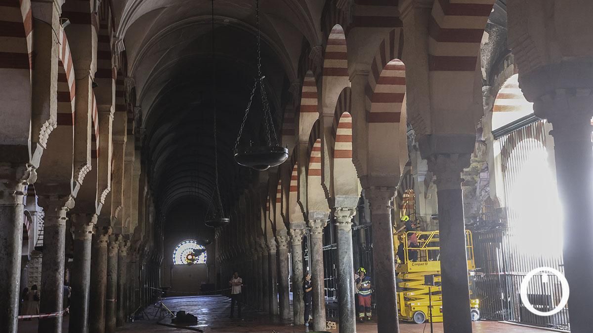 El interior de la Mezquita Catedral tras el incendio, en imágenes