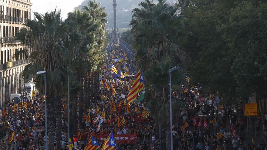 Miles de independentistas salen a la calle en una Diada marcada por las críticas a los partidos