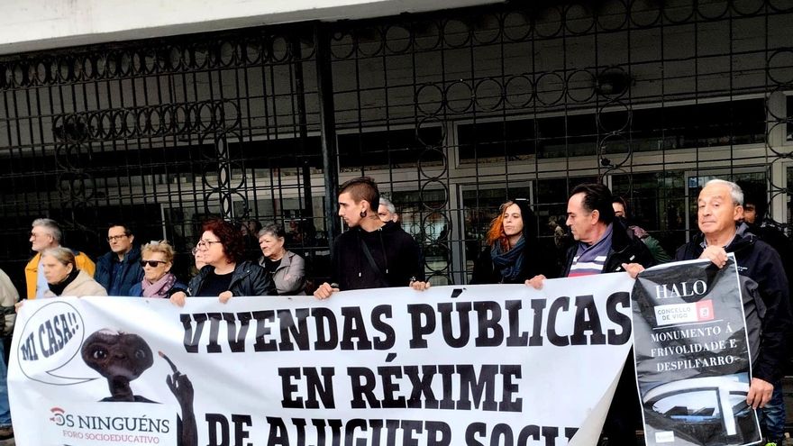 Concentración a las puertas del ayuntamiento de Vigo contra el drama de los pisos patera